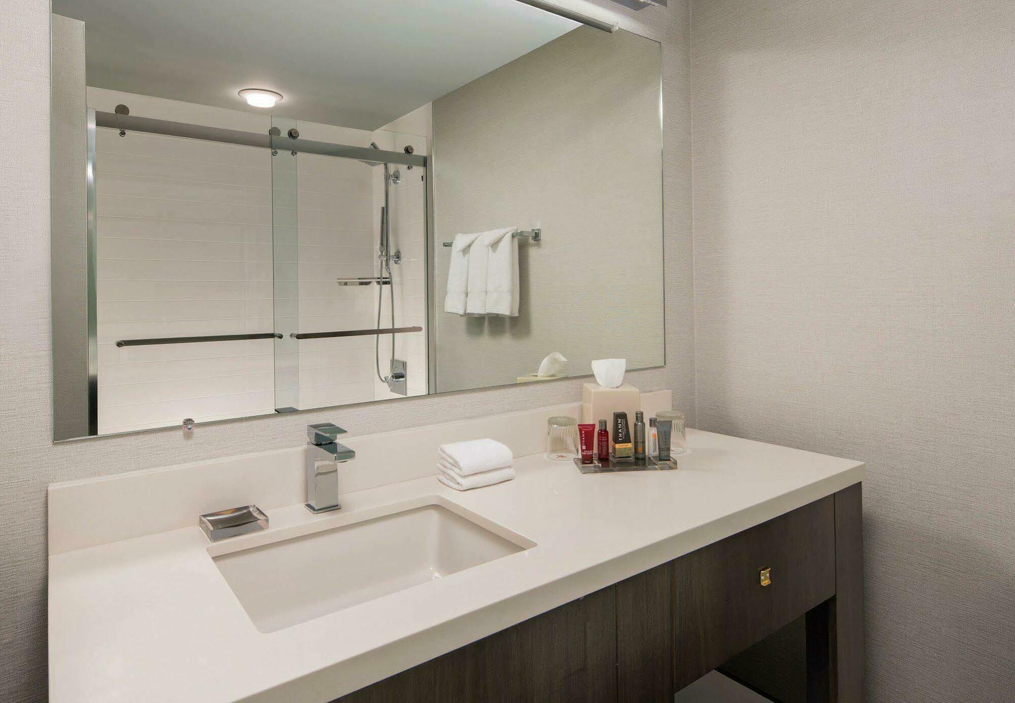 Marriott Hartford/Windsor Airport Hotel Стая снимка